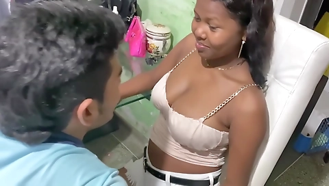 Latina y negro en casa de una chica que la quita por el camión