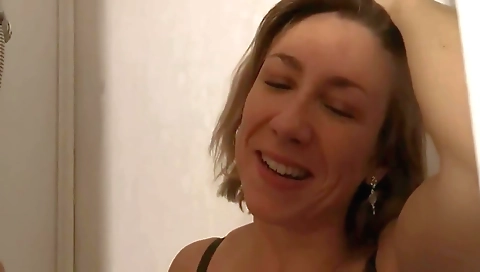 Amateur pornstar fucked by a big cock and show it in the vid