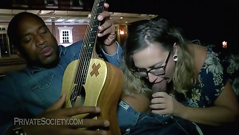 Amateur milf has a tattoo on her pussy and is fucking